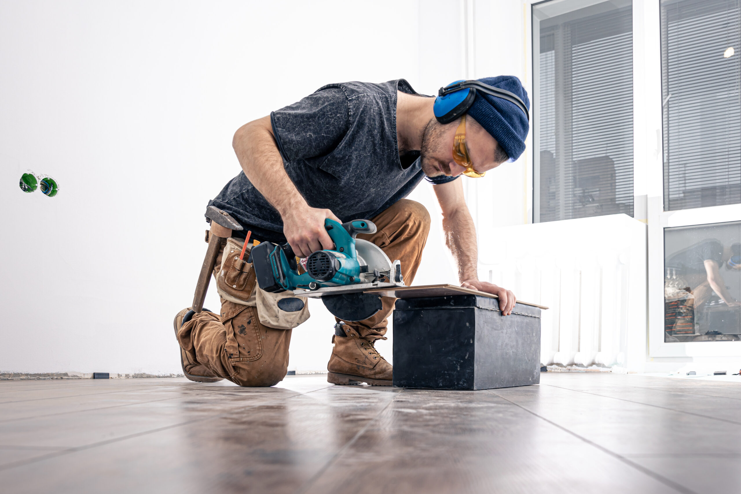 circular saw carpenter using circular saw wood scaled.jpg